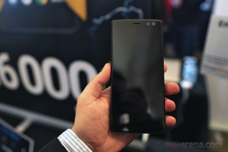 Empresa lança smartphone com a promessa de bateria que dura cinco dias