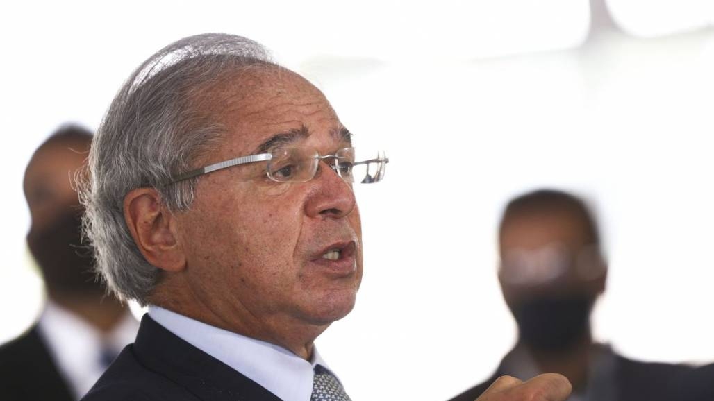 Live com Paulo Guedes tem invasão hacker com música e imagens pornográficas