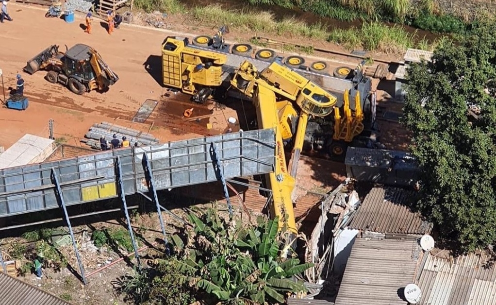 Guindaste cai e atinge seis casas em Goiânia