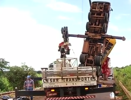 Guindaste tomba no momento em que tentava resgatar um carreta na GO-174