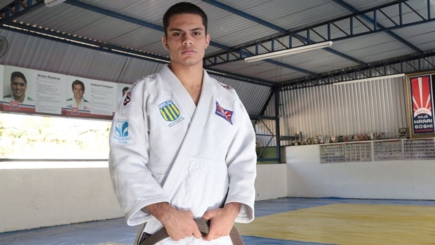 Judoca goiano de apenas 15 anos ganha campeonato em Mundial na Índia