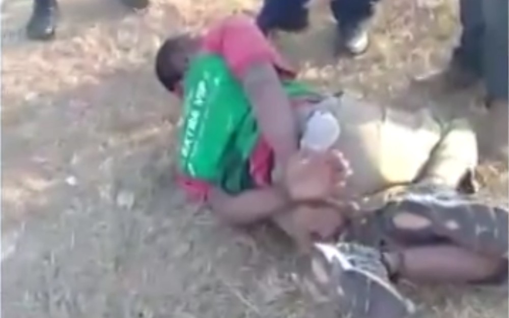 Moradores espancam suspeito de roubar celulares em ponto de ônibus