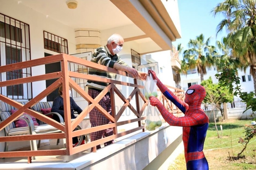 “Homem-Aranha” distribui alimentos para grupo de risco do coronavírus na Turquia