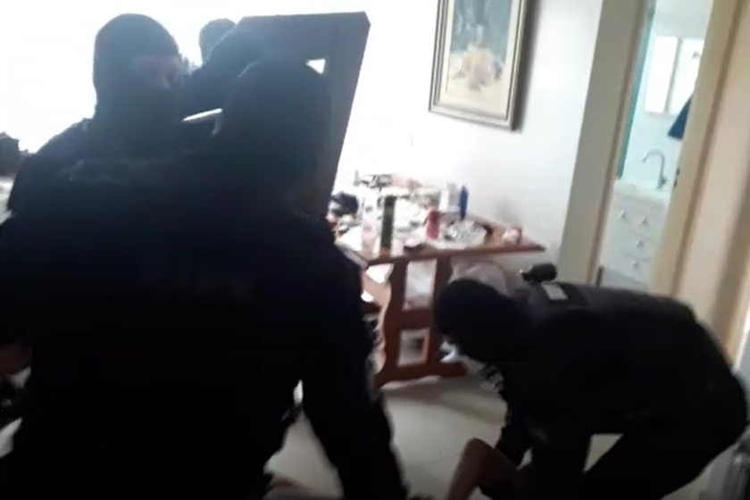 Homem que ateou fogo em vizinha é preso