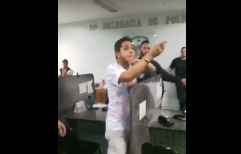Homem agride policiais após ser detido por desacato