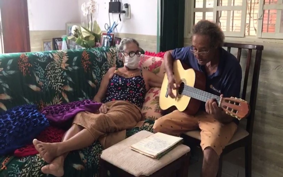 Idoso compõe música para receber esposa após ela se curar da Covid-19