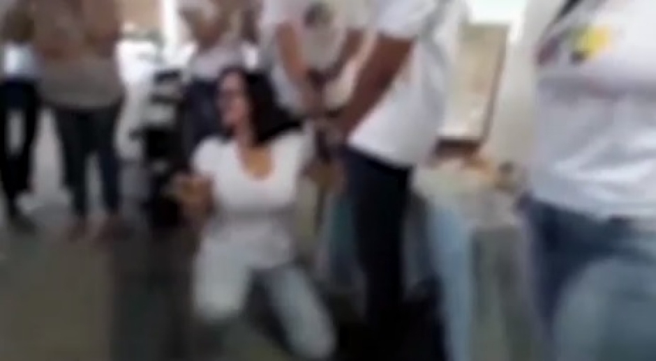 Professora ensina alunos a colocar camisinha com a boca e causa polêmica