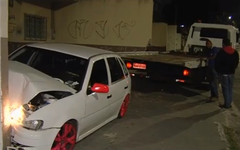 Motorista colide carro contra o muro de um comércio na Avenida Leste Oeste, em Goiânia