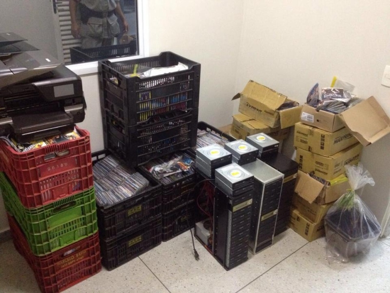 Jovem é encontrado com jogos pirateados e um pé de maconha