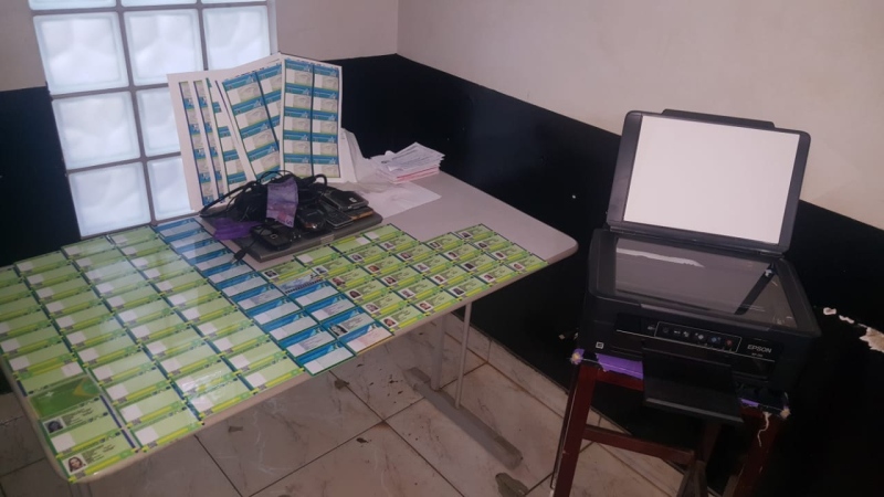 Homem é preso com 89 carteirinhas estudantis falsificadas, em Trindade