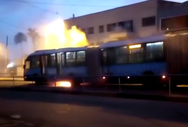 Ônibus do Eixo Anhanguera pega fogo em Goiânia