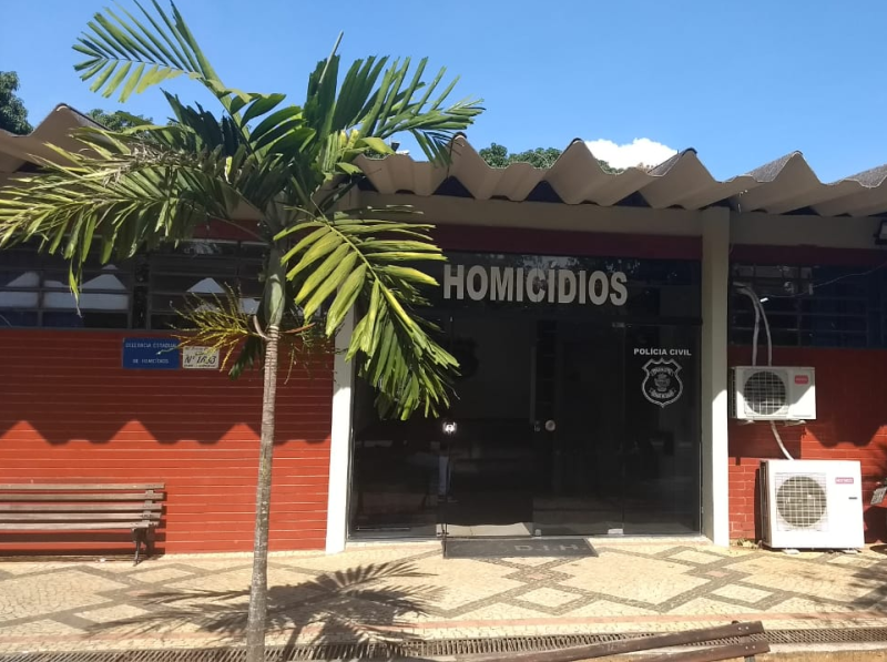 Homem que matou outro por passar as mãos na bunda dele é preso