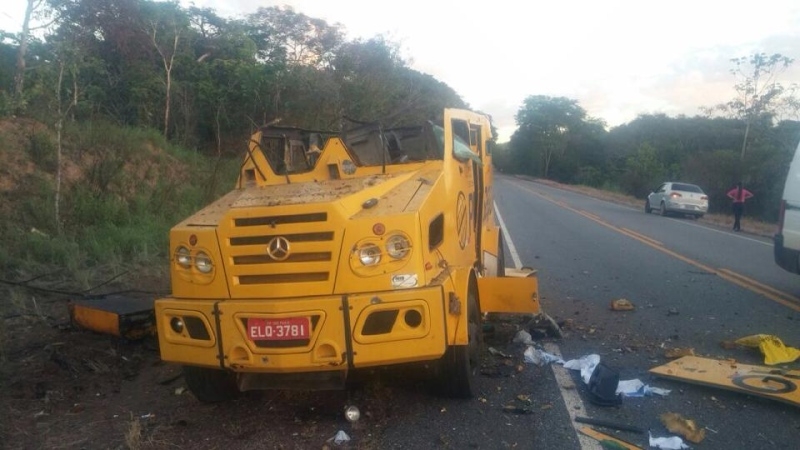 Bandidos explodem carro-forte com dinamite e fogem com dinheiro