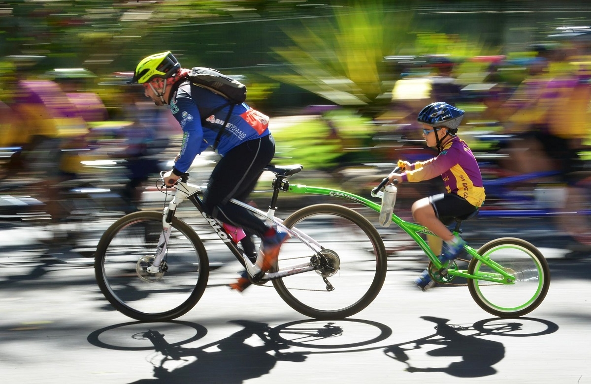 Ciclistas acompanham deficientes visuais em passeio de bike
