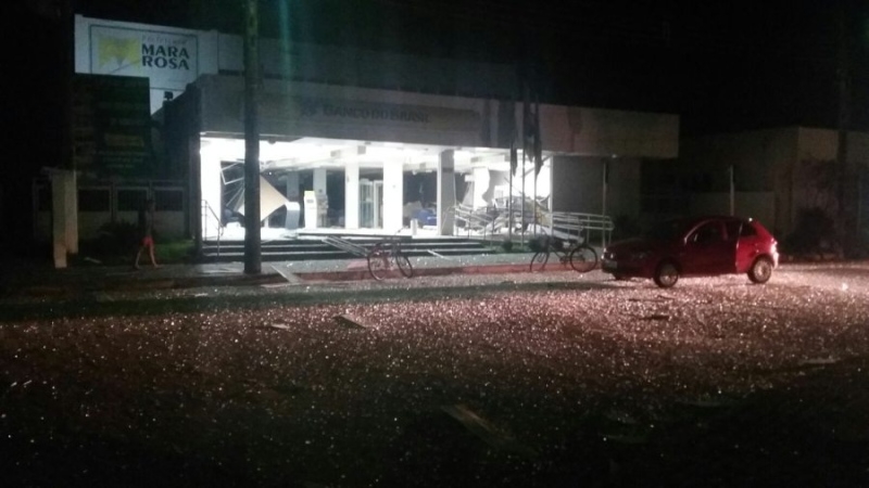 Grupo faz reféns e explode cinco caixas eletrônicos, em Mara Rosa
