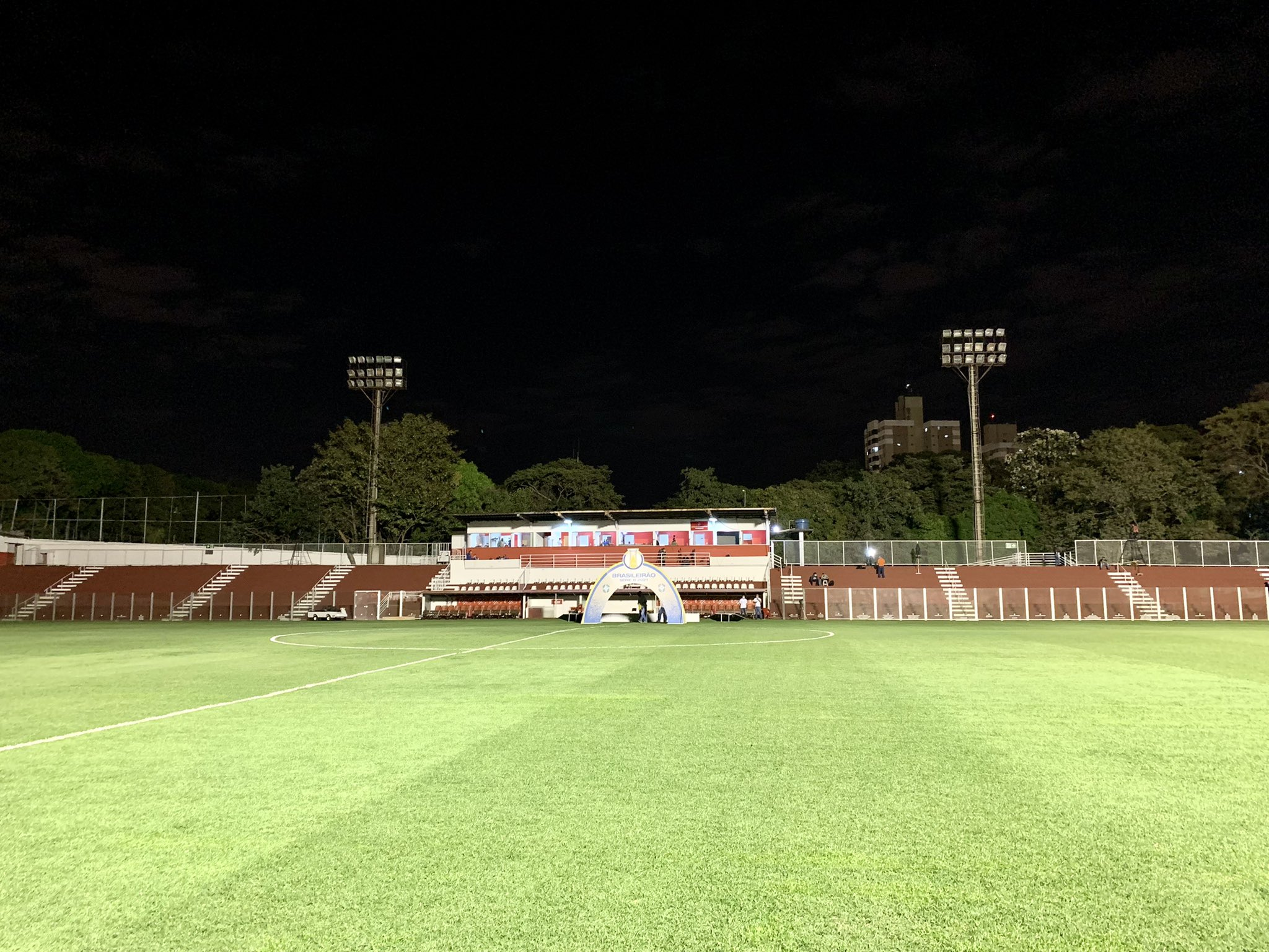 Querendo se afastar do Z-4, Vila Nova e Ponte Preta duelam em Goiânia