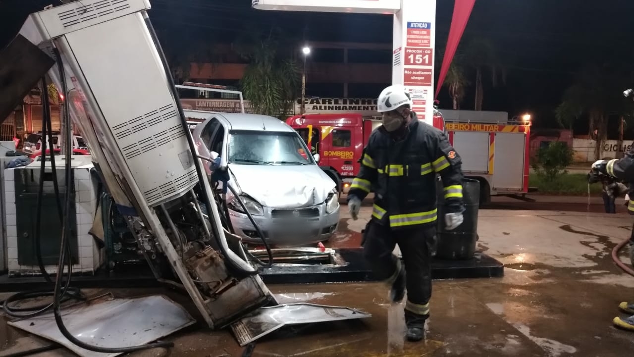 Carro invade posto de combustível em Águas Lindas de Goiás