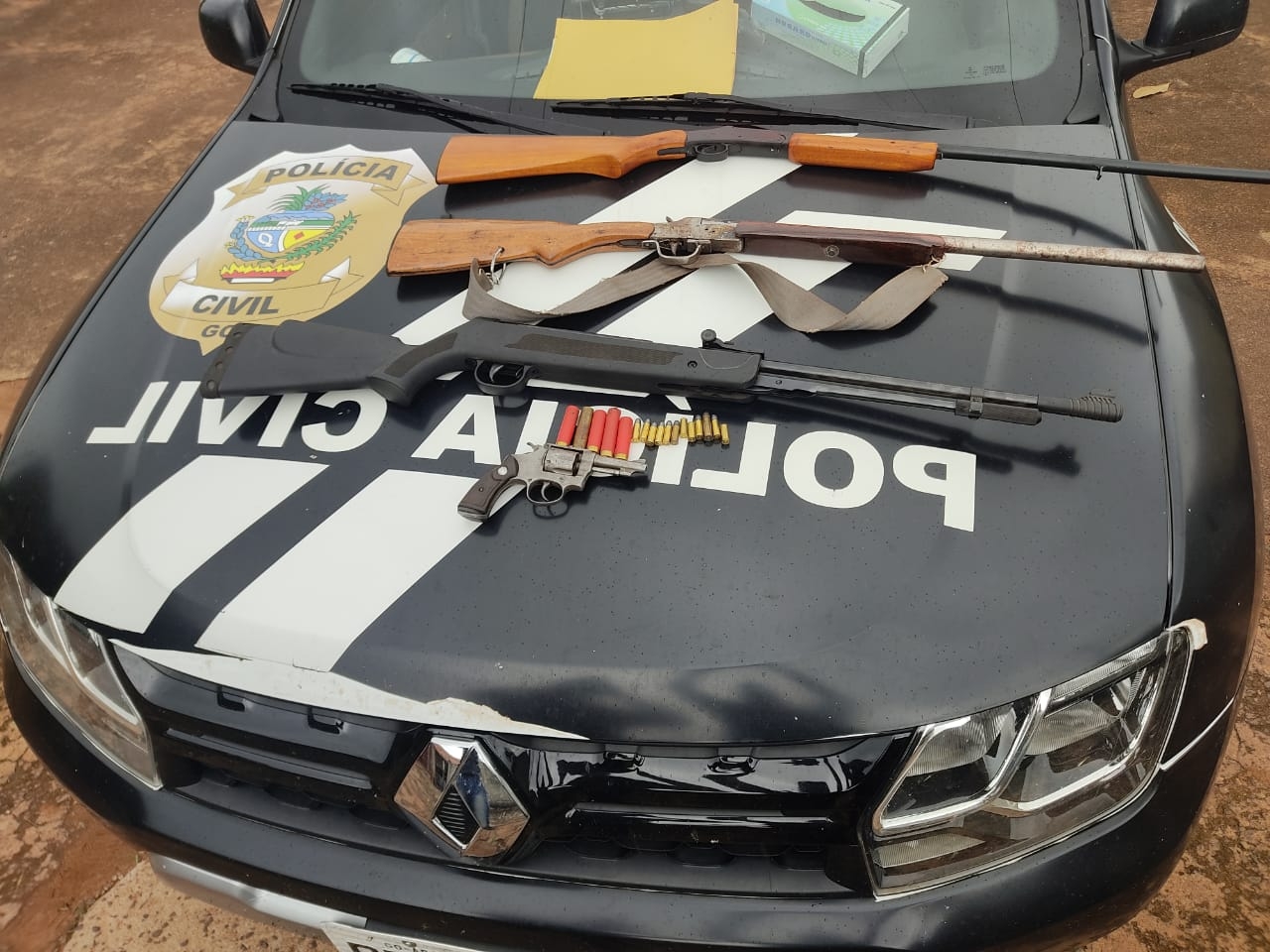 Homem é preso em flagrante por posse de arma e tenta subornar policiais
