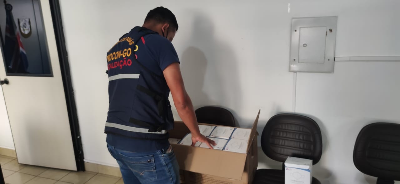 Procon Goiás apreende 800 máscaras descartáveis irregulares  em loja no Setor Oeste