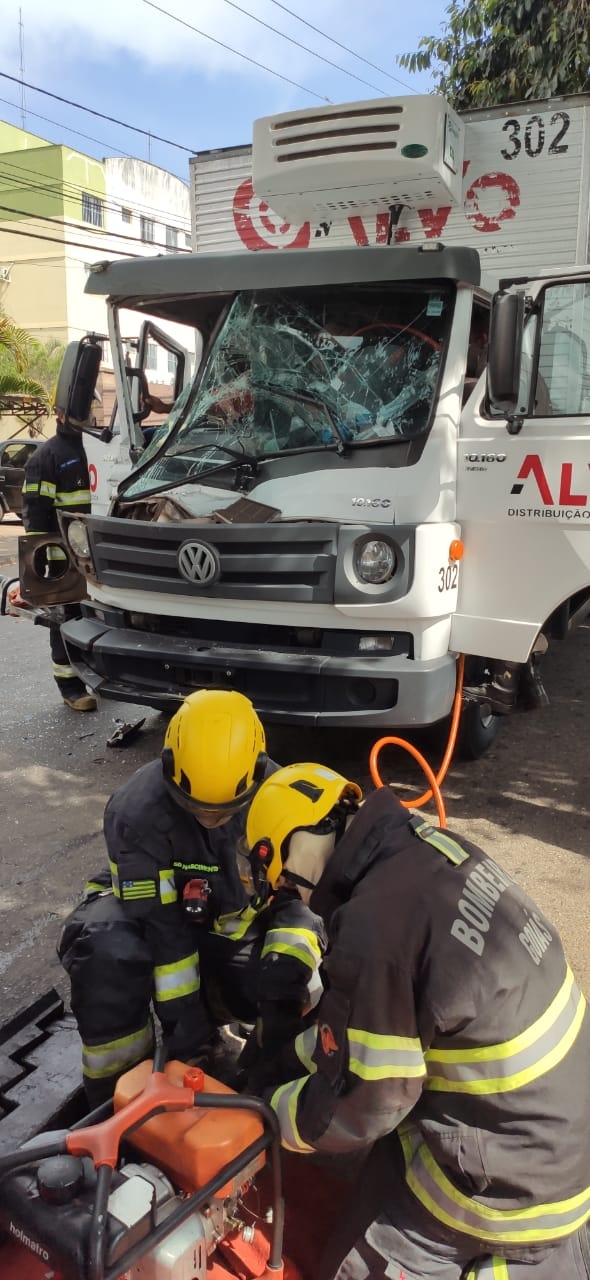 Colisão entre caminhões deixa motorista ferido, no Jardim Novo Mundo