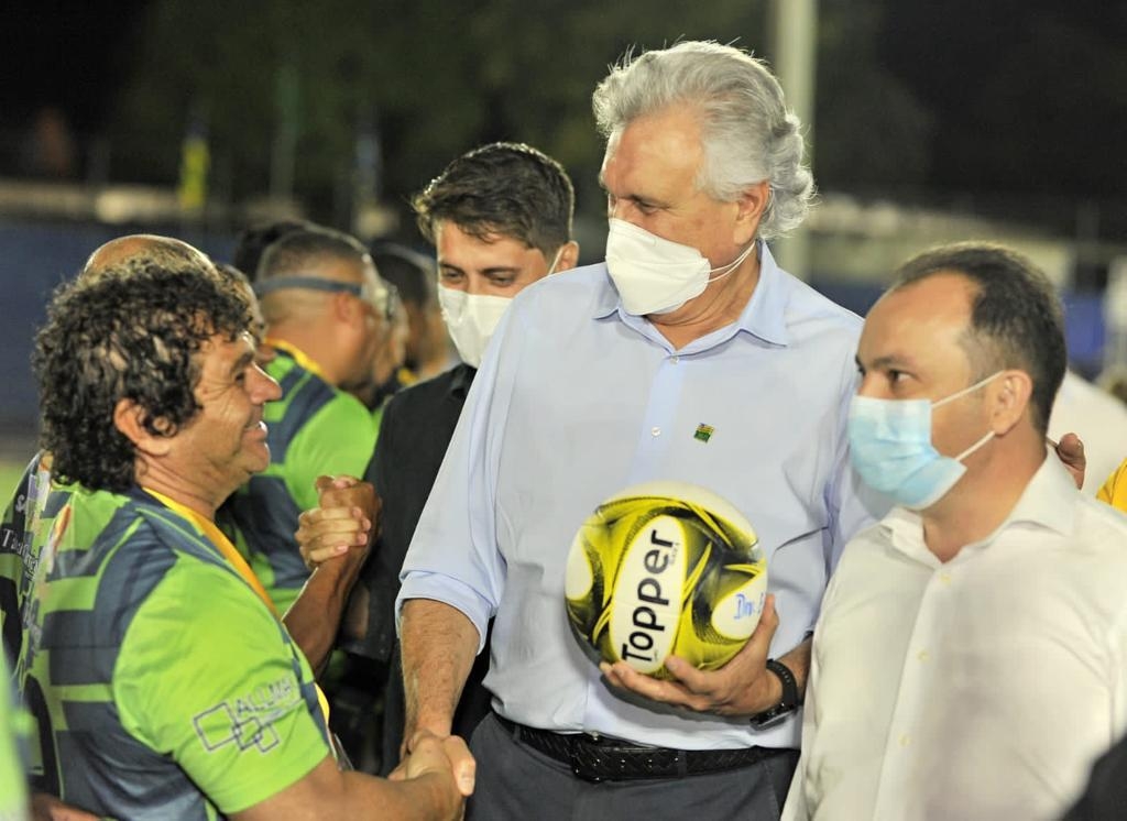Caiado entrega equipamentos esportivos e autoriza construção de quadra em escola de Valparaíso de Goiás