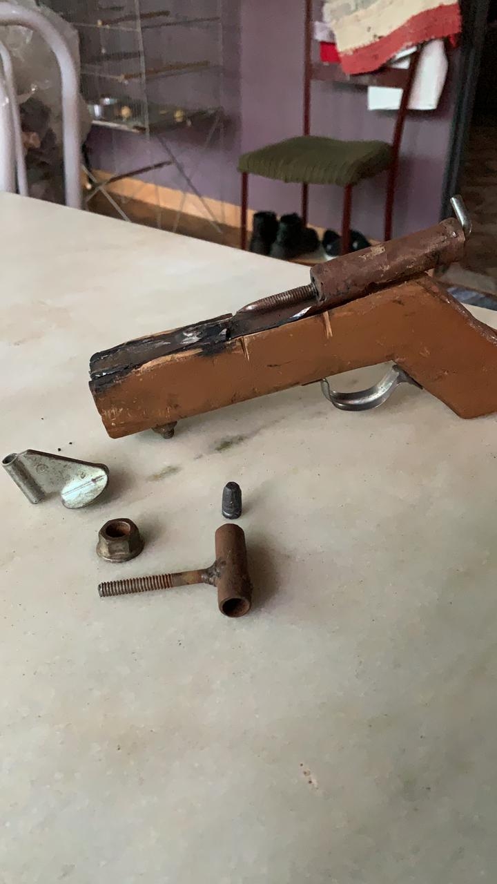 Serralheiro é preso por assalto com arma de fogo caseira