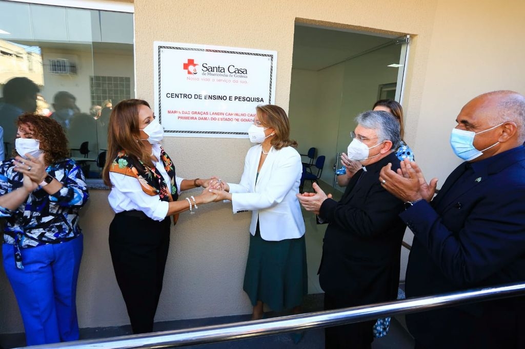 Primeira-dama Gracinha Caiado é homenageada durante prestação de contas da Santa Casa