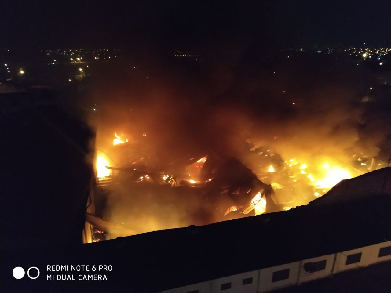 Galpões pegam fogo em Aparecida de Goiânia