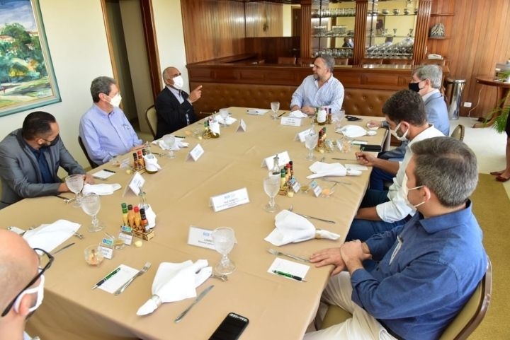 Mabel e Rogerio Cruz discutem polos industriais