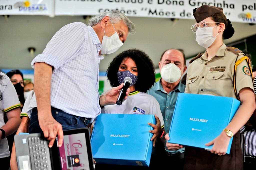 Jussara: Caiado assina ordem para reforma de colégios e entrega chromebooks para estudantes