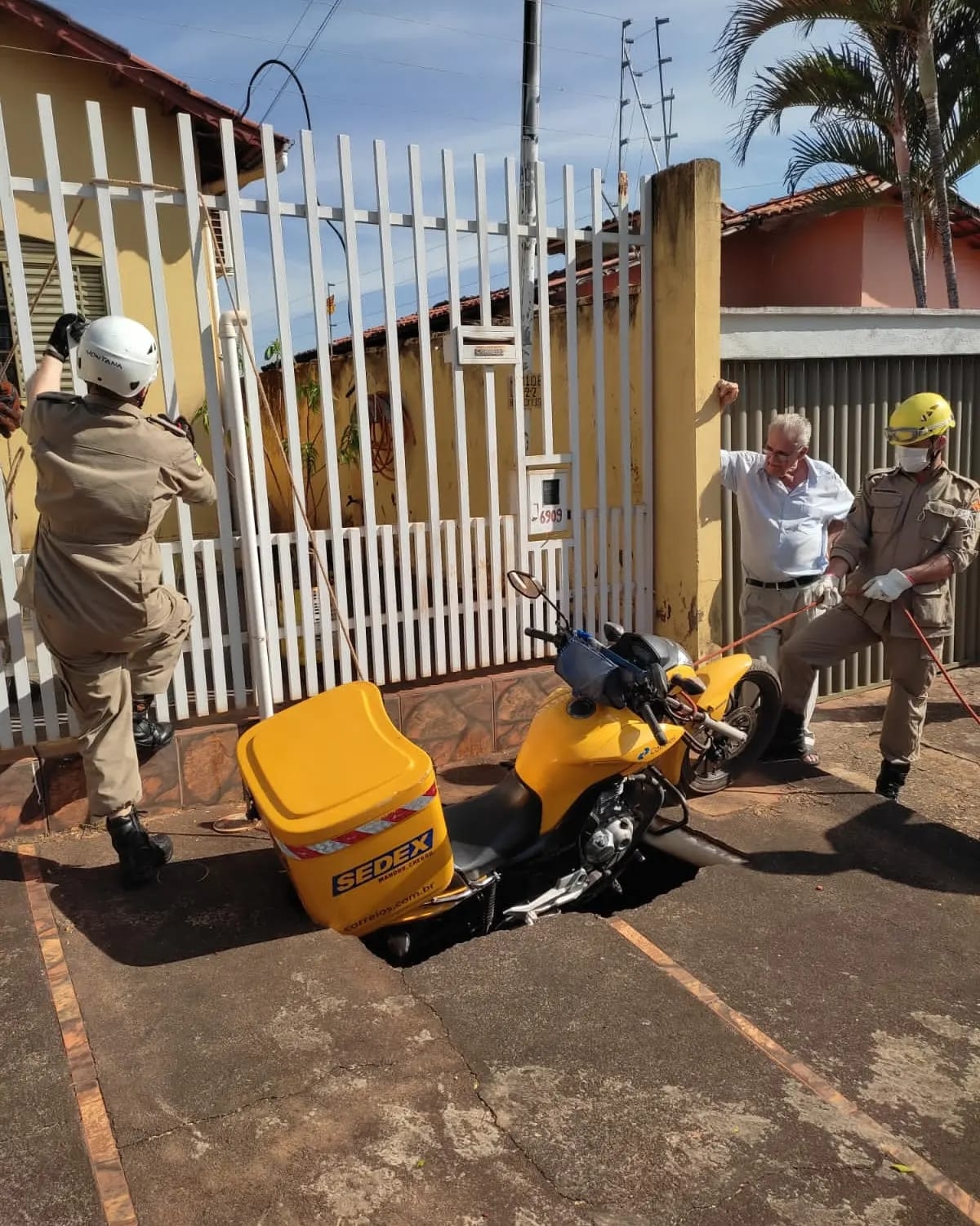 Carteiro sofre acidente em Ceres