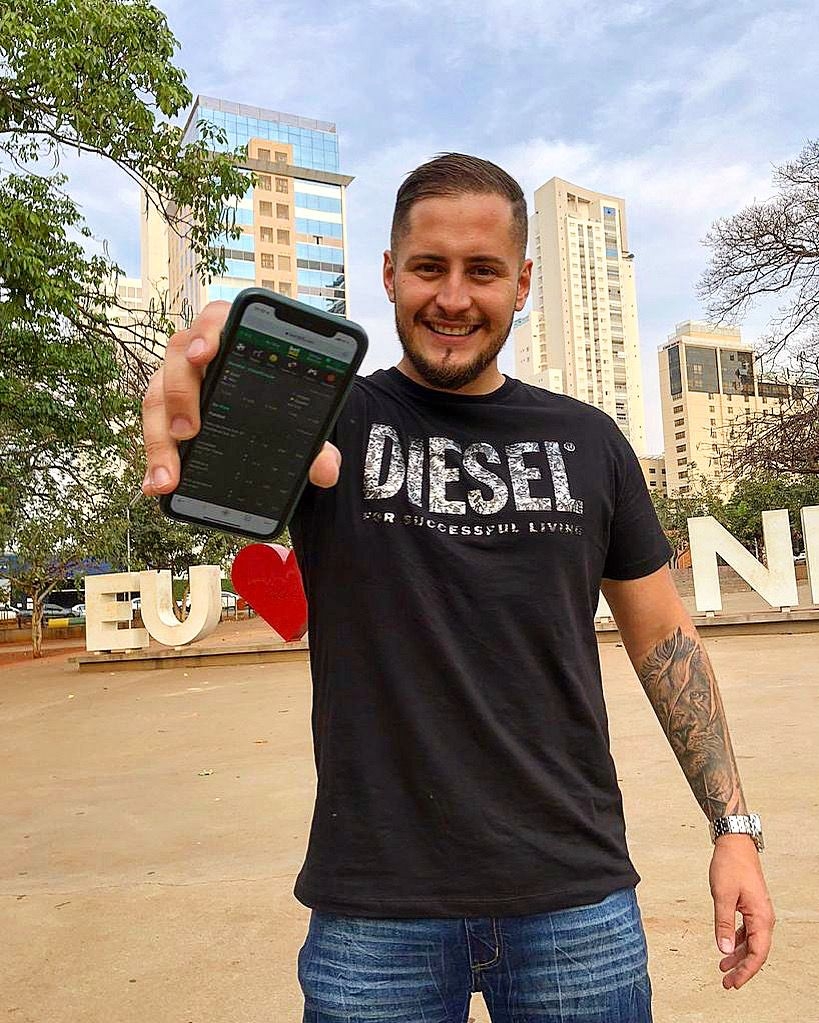 Descubra quem é o empresário que faz brasileiros ganharem dinheiro na bolsa esportiva em meio a crise