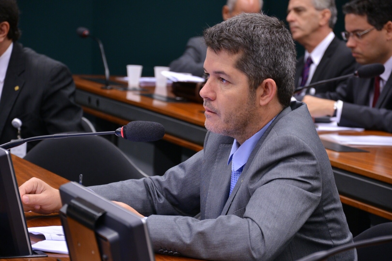 Delegado Waldir quer aproximar o Senado da população goiana