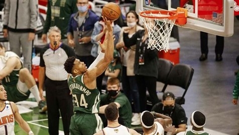 Antetokounmpo faz 41 pontos e lidera os Bucks na vitória sobre os Suns