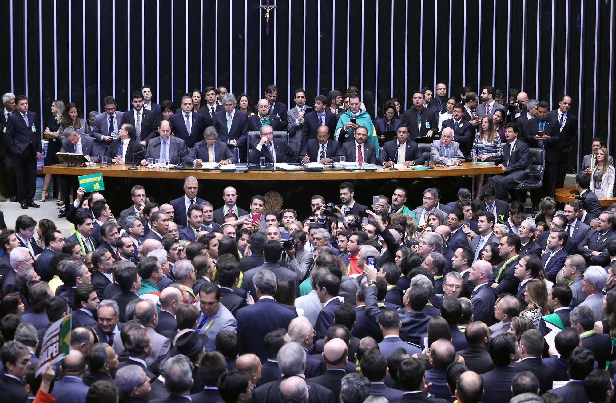 Deputados comemoram aprovação de impeachment contra Dilma