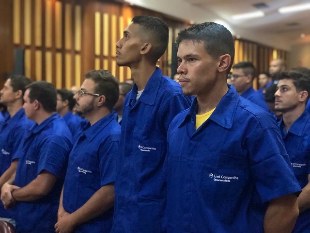 Enel forma 62 eletricistas de programa gratuito