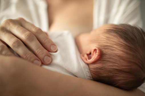 Covid-19: estudo mostra que leite materno produzido por mães vacinadas   tem anticorpos contra a doença