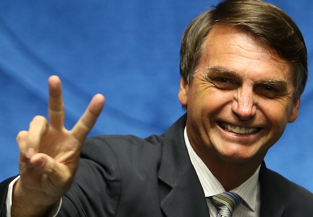 Bolsonaro é recebido com aplausos e faixas na Agrishow