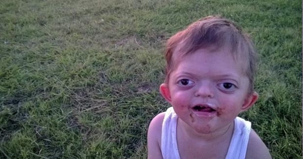 Mãe faz apelo contra cyberbullying de menino que virou meme