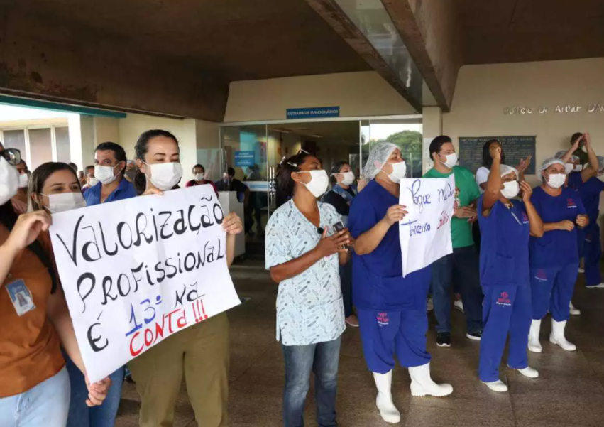 Enfermeiros fazem greve por não receberem 13º salário