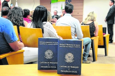 O salário mínimo  é um dos alvos do golpe