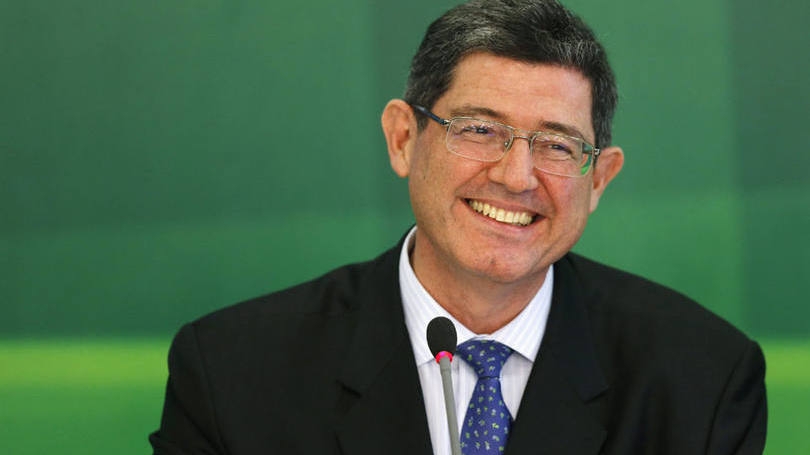 Vão se os anéis e ficam os dedos