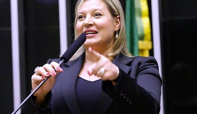 Joice Hasselman declara que líderes da Câmara e do Senado estão carregando o Brasil nas costas