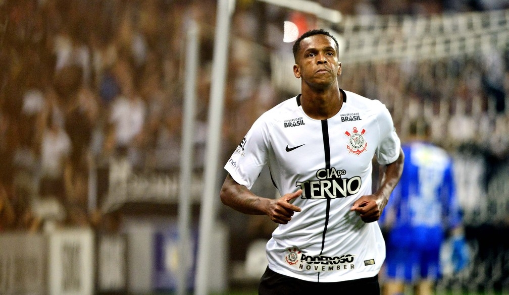 Jô desembarca no Brasil sob os olhares de Andrés Sanchez