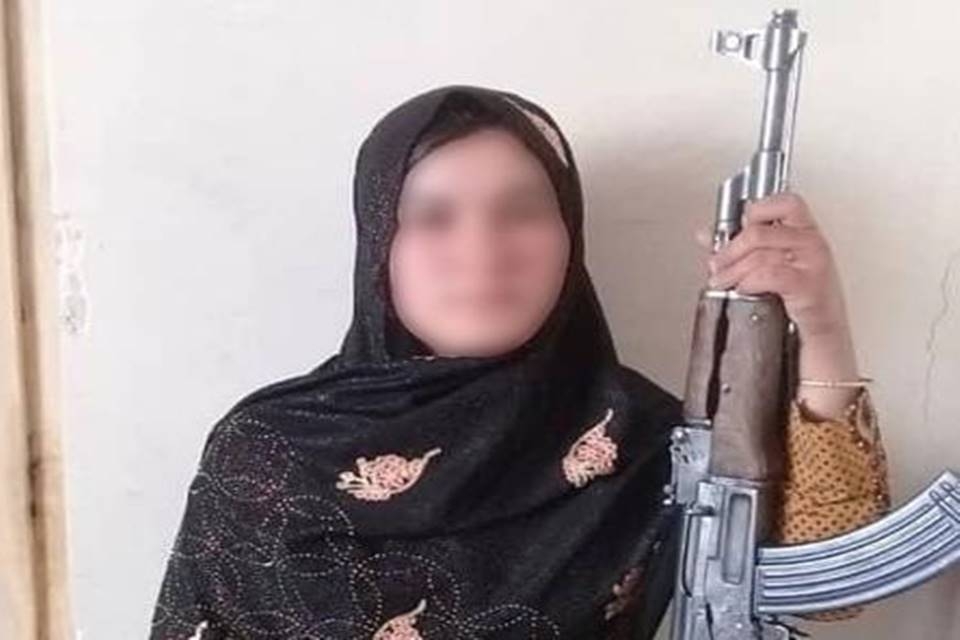 Após morte dos pais, garota de 16 anos se vinga e mata talibãs
