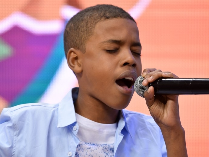 Finalista do The Voice Kids se despede de irmã morta em incêndio