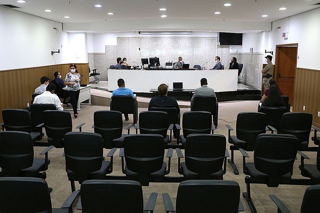 Prorrogado retorno dos júris de réus presos