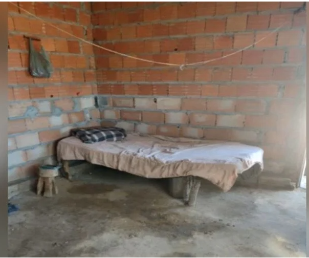 Família é resgatada em situação análoga a escravidão em carvoaria