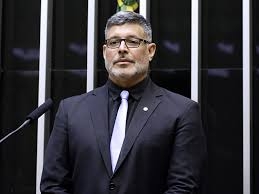 “Só duas vezes tivemos paz: quando Twitter ficou fora do ar e quando Bolsonaro tirou o dente”, diz Alexandre Frota