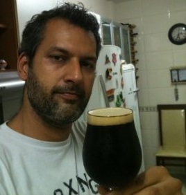 Professor que comparou cerveja escura a mulher negra se torna réu